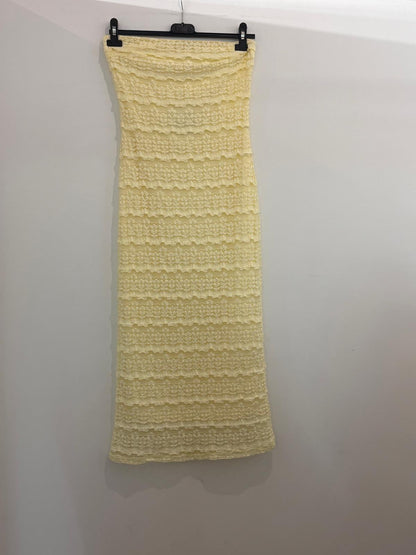 Robe tube sans bretelles en dentelle avec volants étagés coupe ajustée midi