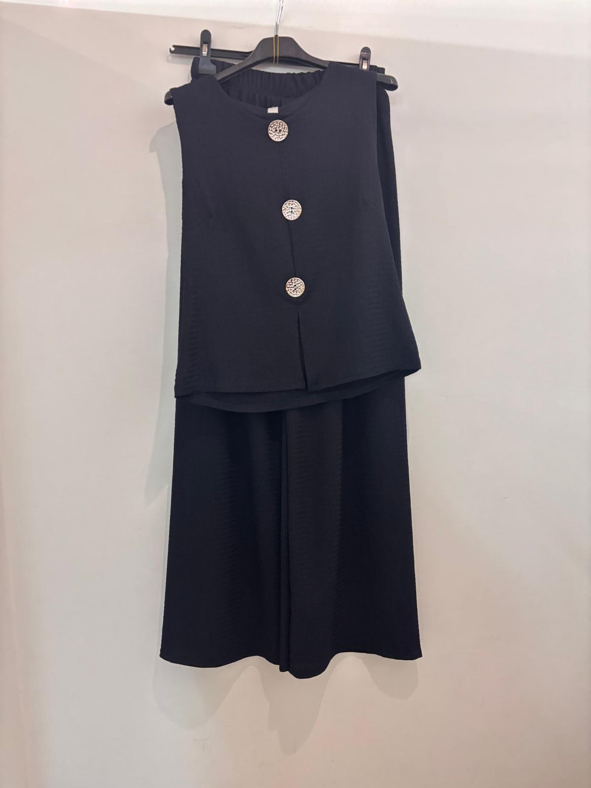 Ensemble veste sans manches et pantalon wide leg en tissu texturé avec boutons dorés