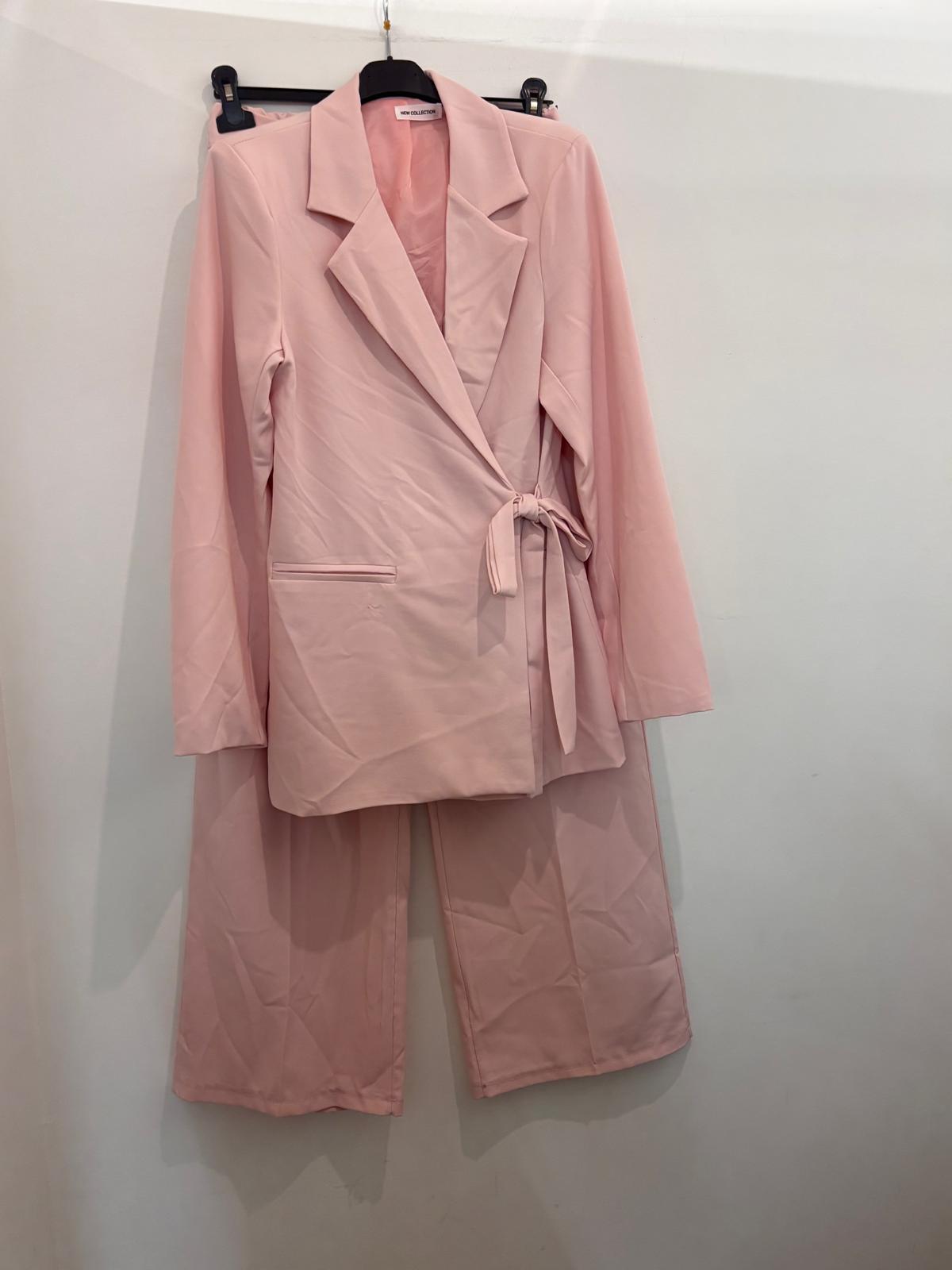 Ensemble tailleur – blazer croisé à ceinture et pantalon large