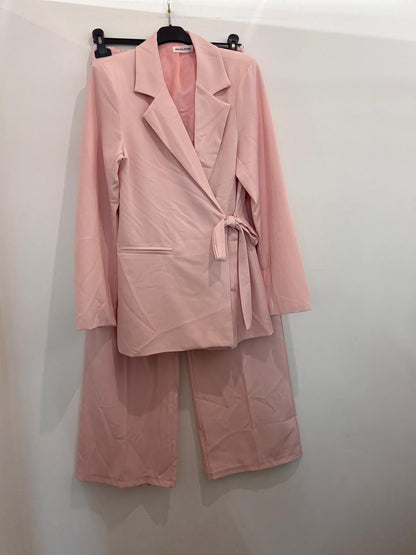 Ensemble tailleur – blazer croisé à ceinture et pantalon large