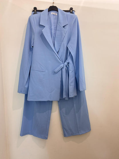 Ensemble tailleur – blazer croisé à ceinture et pantalon large