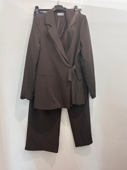 Ensemble tailleur – blazer croisé à ceinture et pantalon large