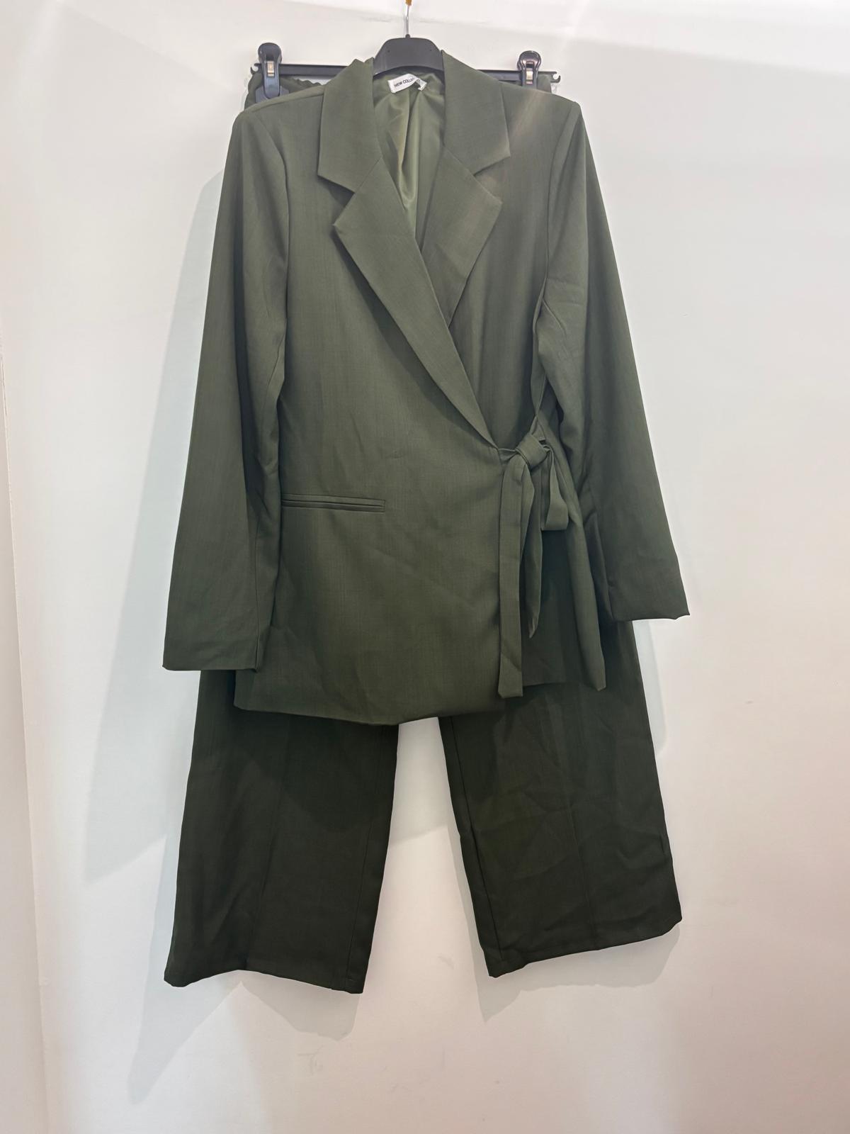 Ensemble tailleur – blazer croisé à ceinture et pantalon large