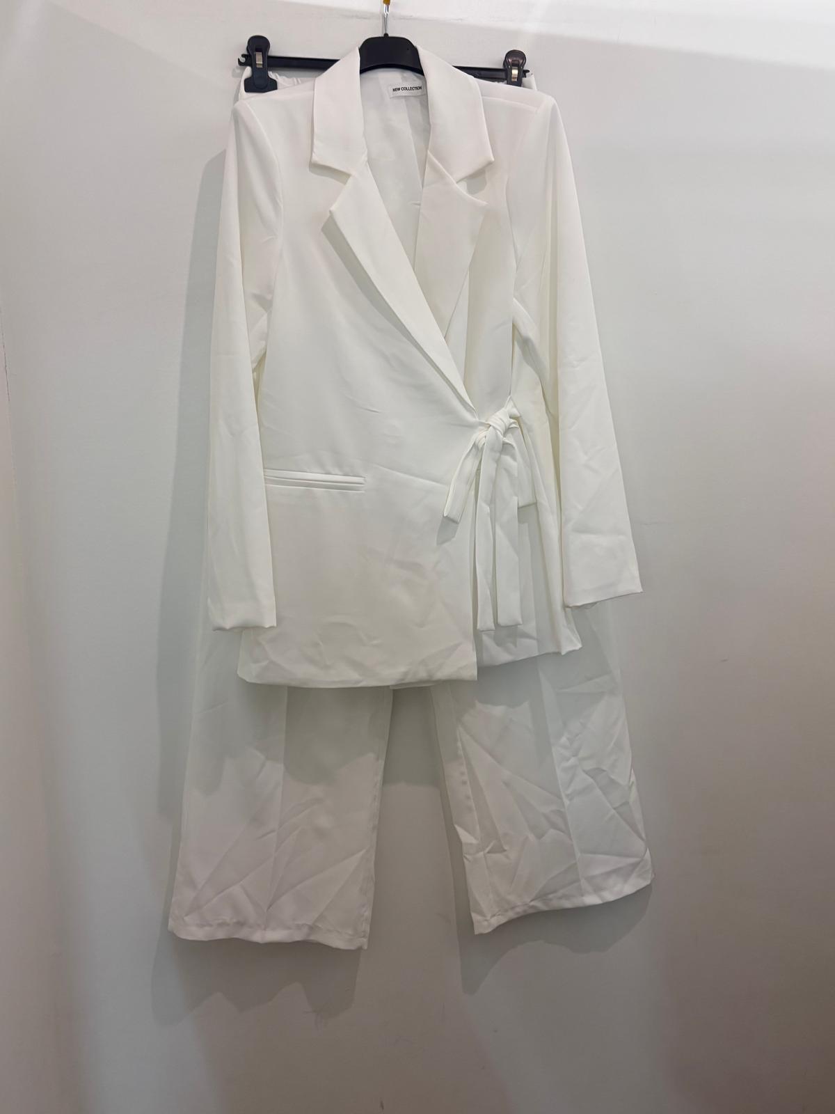 Ensemble tailleur – blazer croisé à ceinture et pantalon large