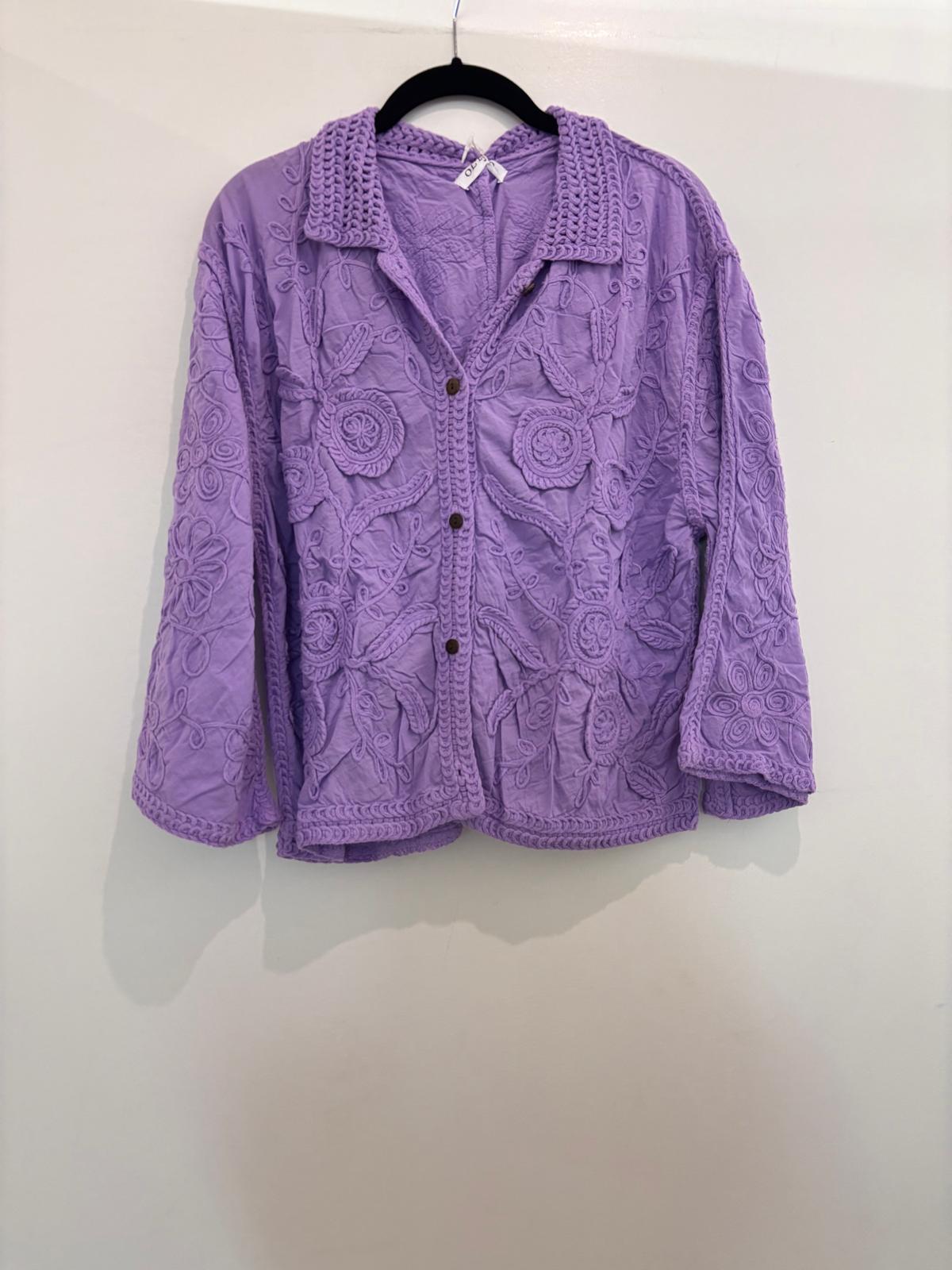 Chemise broderies florales relief col chemisier & boutons bois