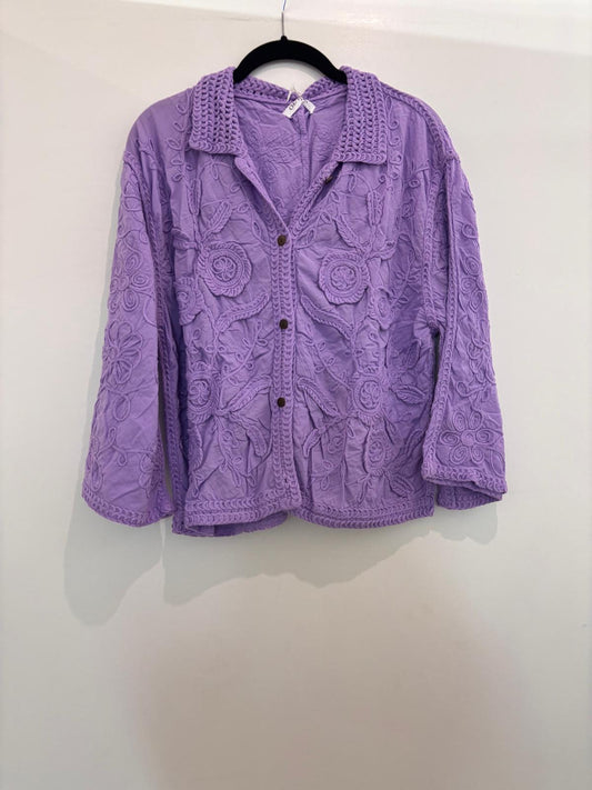 Chemise broderies florales relief col chemisier & boutons bois