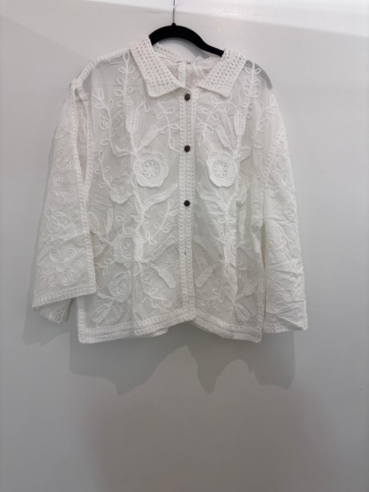 Chemise broderies florales relief col chemisier & boutons bois
