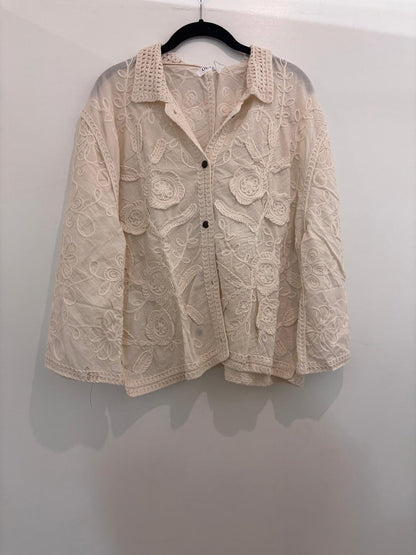 Chemise broderies florales relief col chemisier & boutons bois