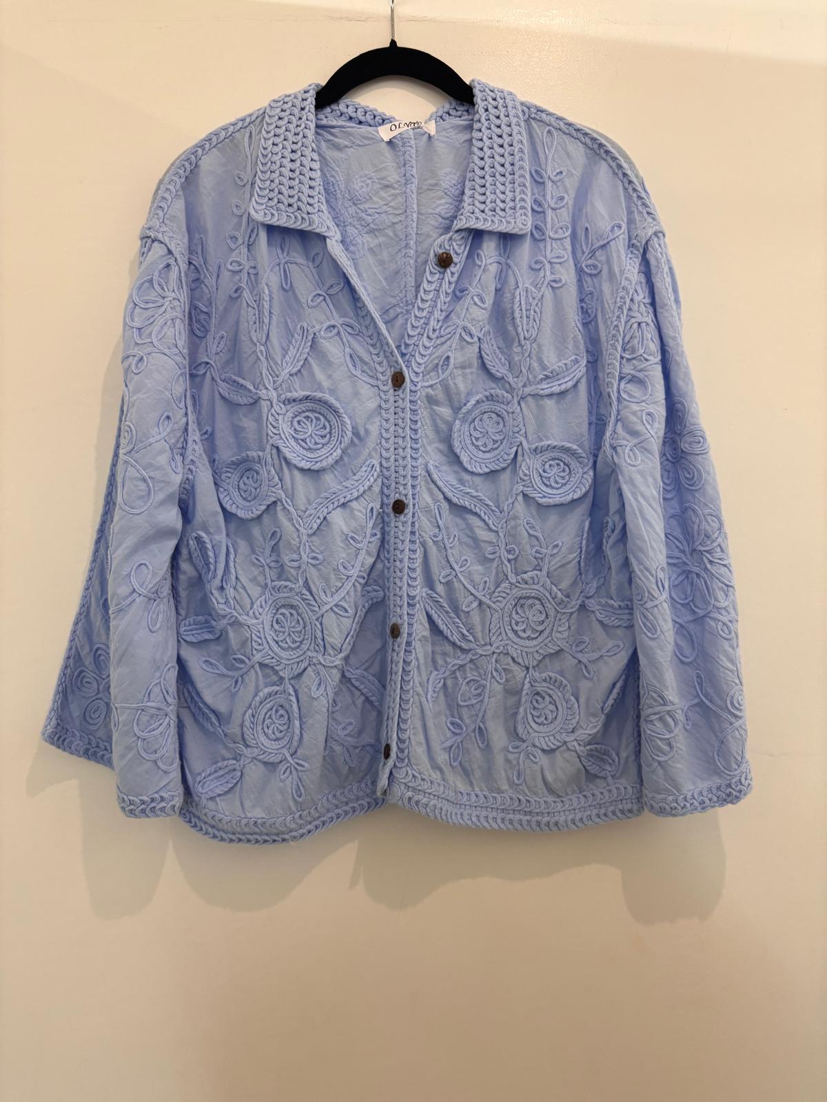 Chemise broderies florales relief col chemisier & boutons bois