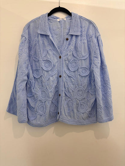 Chemise broderies florales relief col chemisier & boutons bois