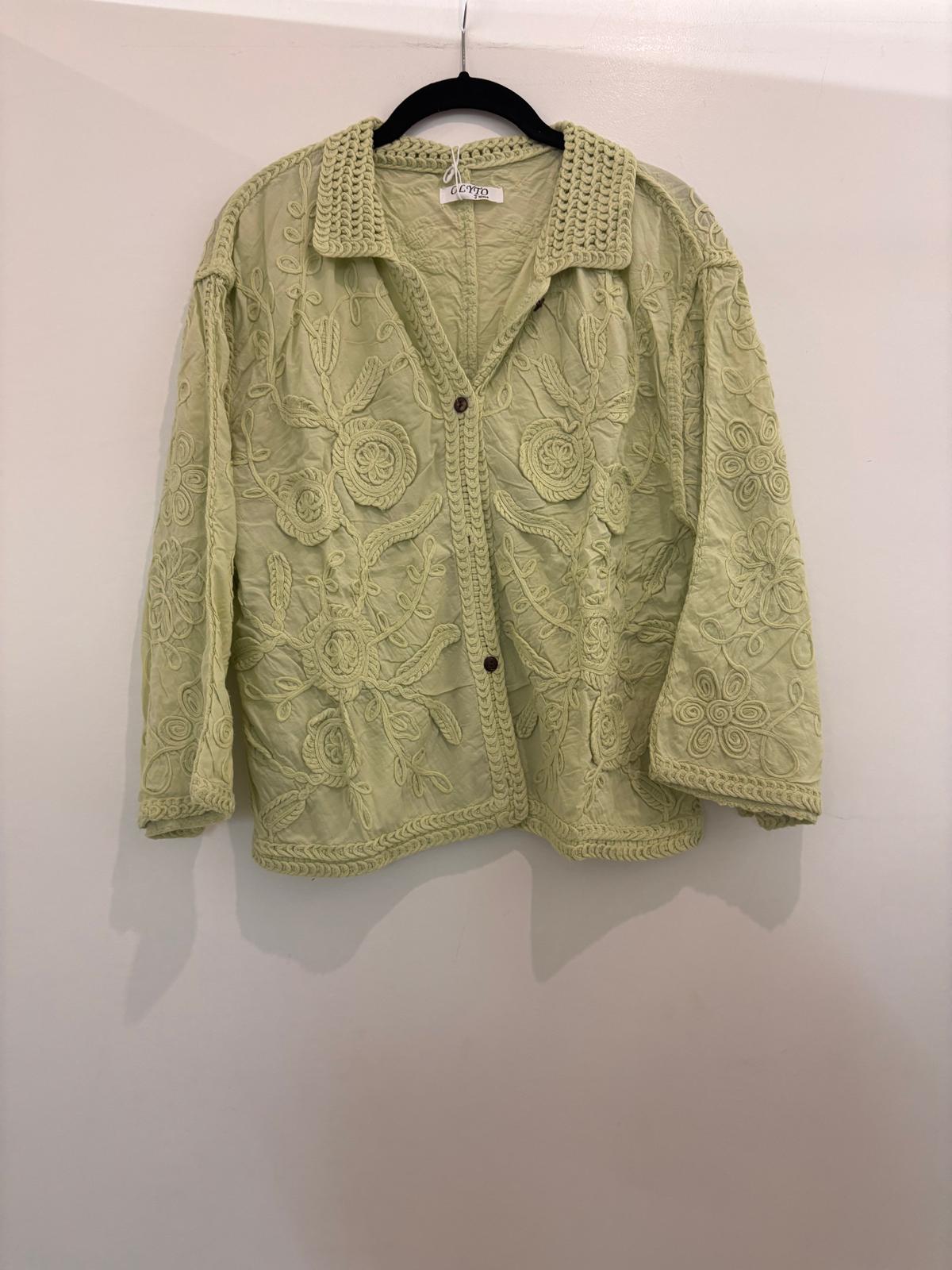Chemise broderies florales relief col chemisier & boutons bois