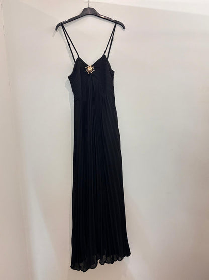 Robe longue plissée à bretelles broche soleil dorée & coupe fluide