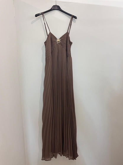 Robe longue plissée à bretelles broche soleil dorée & coupe fluide