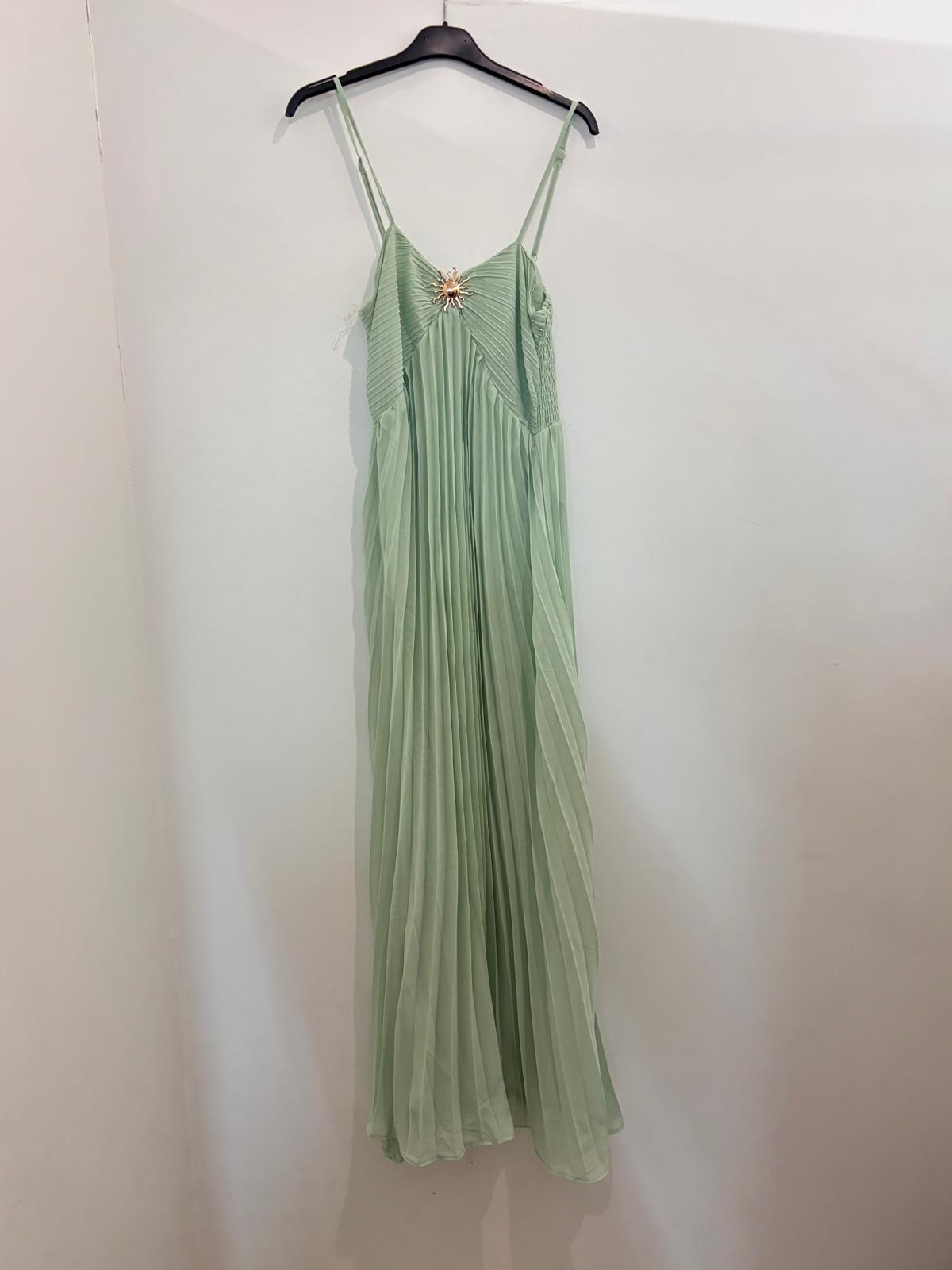 Robe longue plissée à bretelles broche soleil dorée & coupe fluide