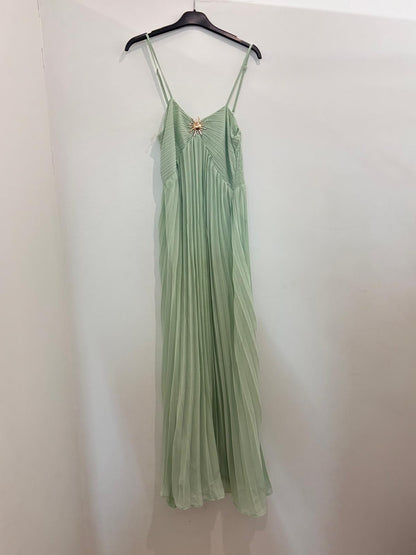 Robe longue plissée à bretelles broche soleil dorée & coupe fluide