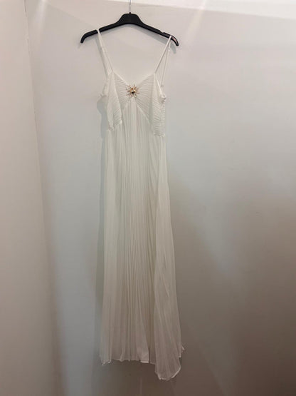 Robe longue plissée à bretelles broche soleil dorée & coupe fluide
