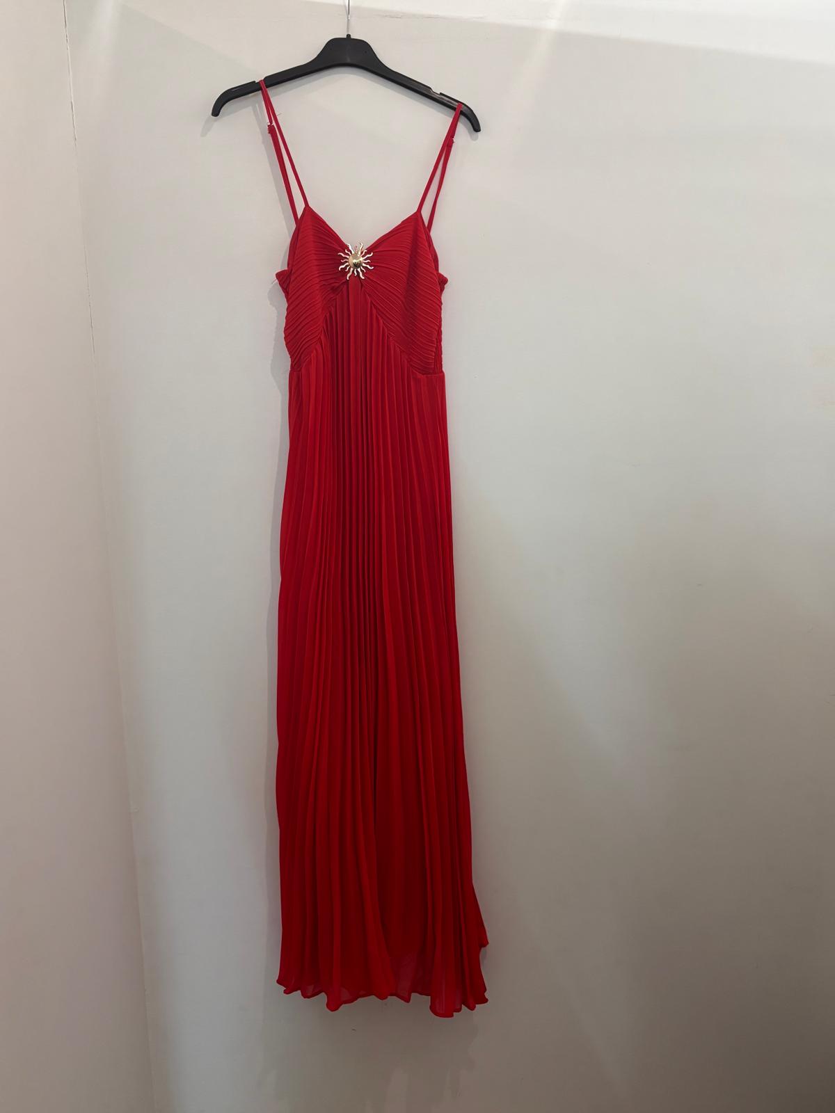 Robe longue plissée à bretelles broche soleil dorée & coupe fluide