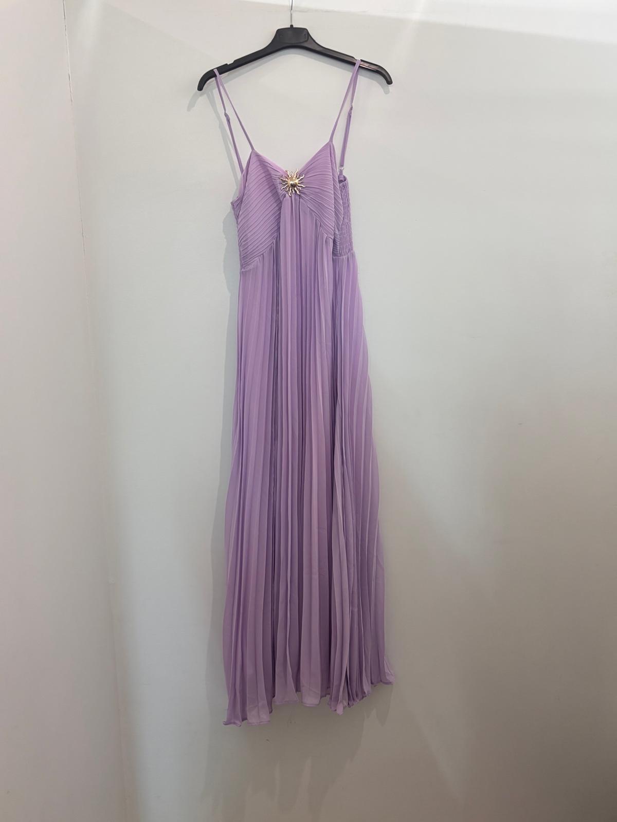 Robe longue plissée à bretelles broche soleil dorée & coupe fluide