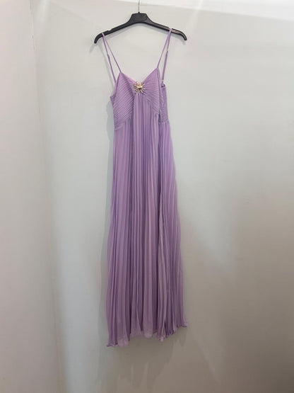 Robe longue plissée à bretelles broche soleil dorée & coupe fluide