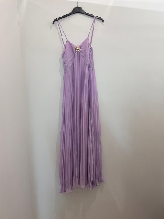 Robe longue plissée à bretelles broche soleil dorée & coupe fluide