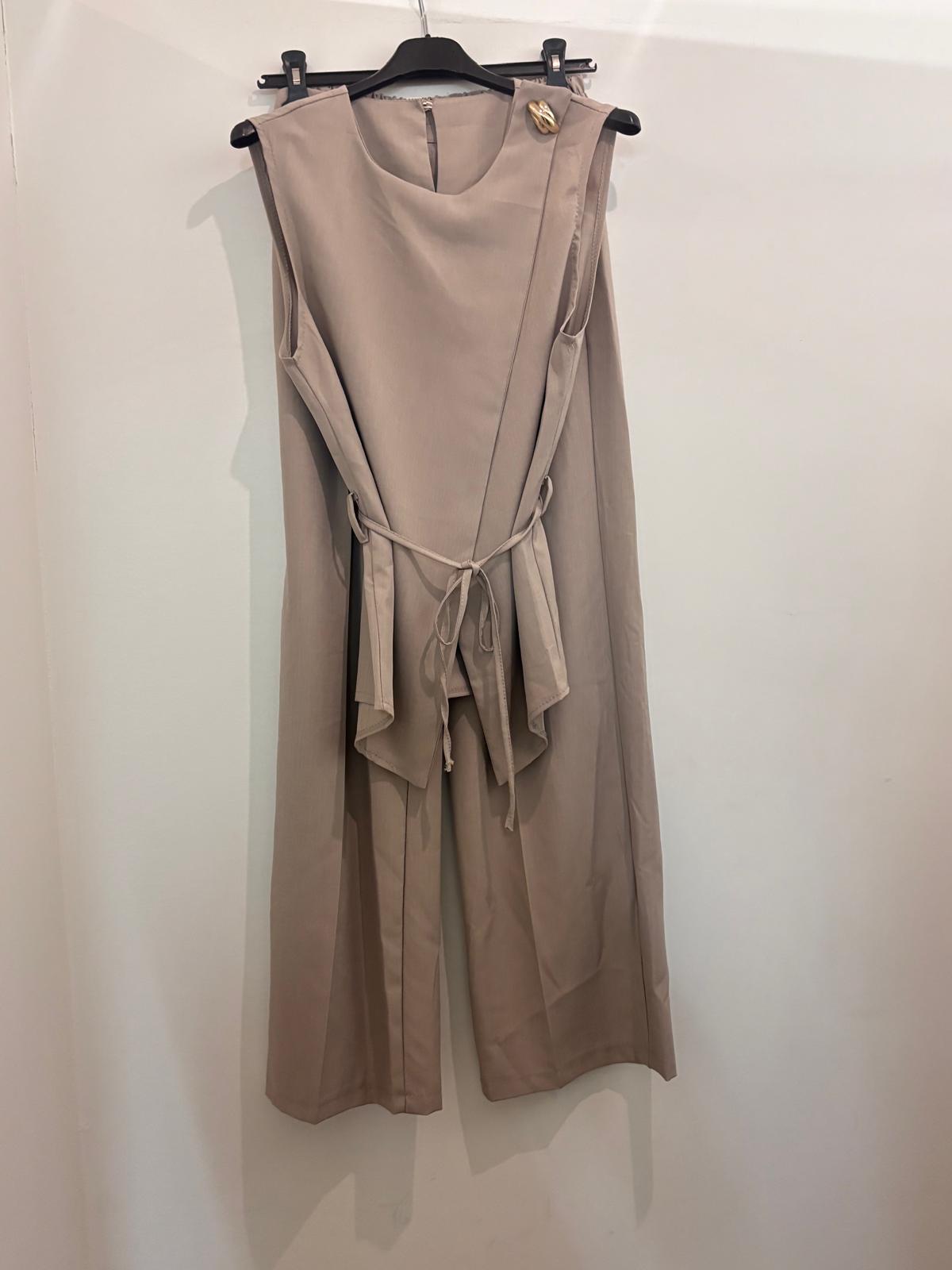 Ensemble  – Top sans manches ceinturé avec broche dorée& pantalon wide-leg
