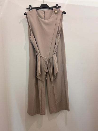 Ensemble  – Top sans manches ceinturé avec broche dorée& pantalon wide-leg