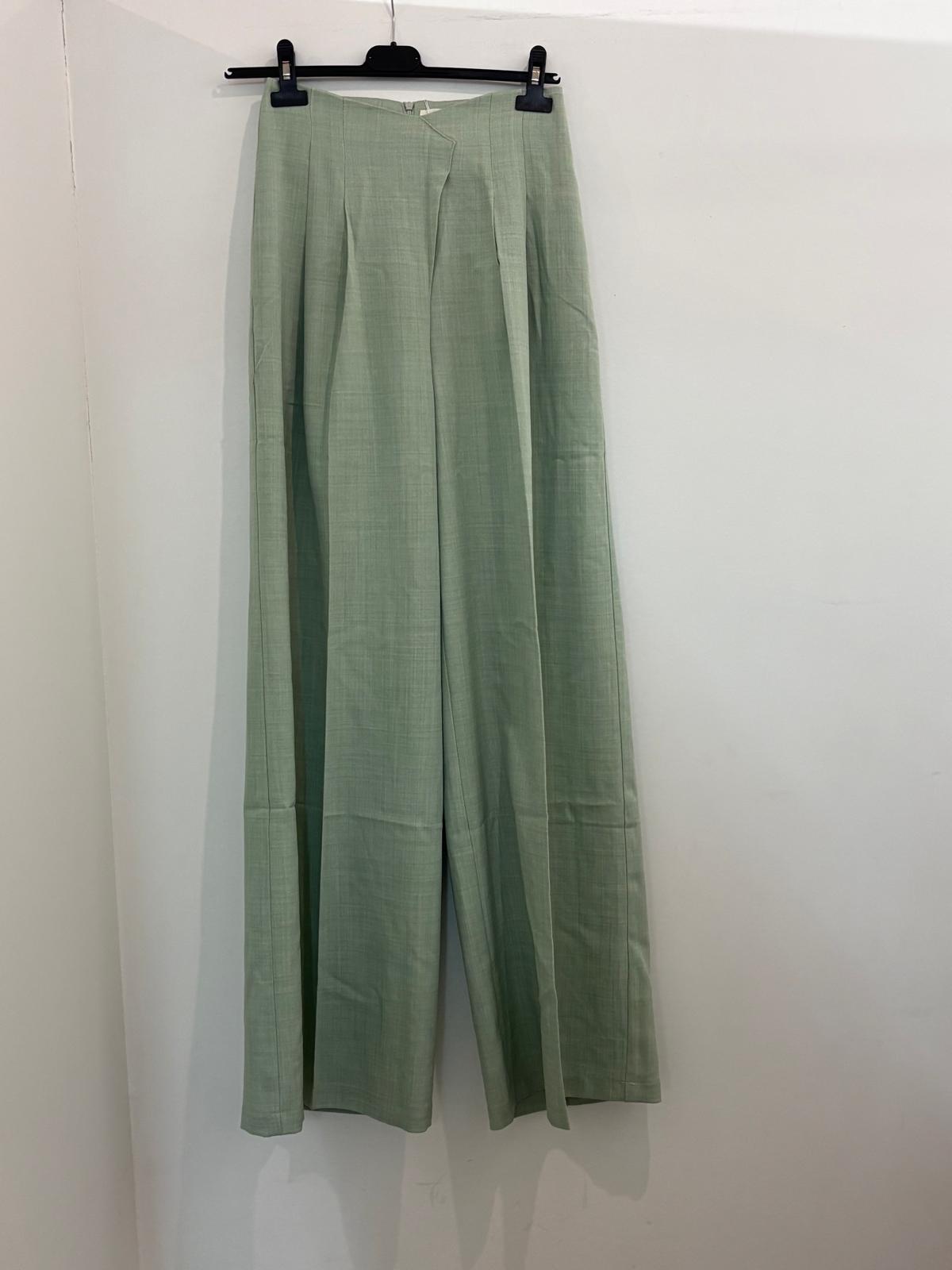 Pantalon large coupe fluide et taille travaillée à plis