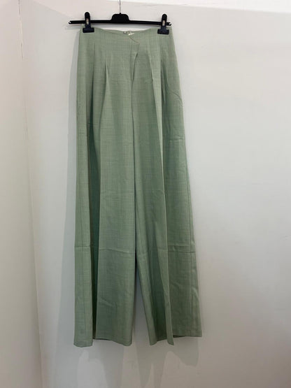Pantalon large coupe fluide et taille travaillée à plis