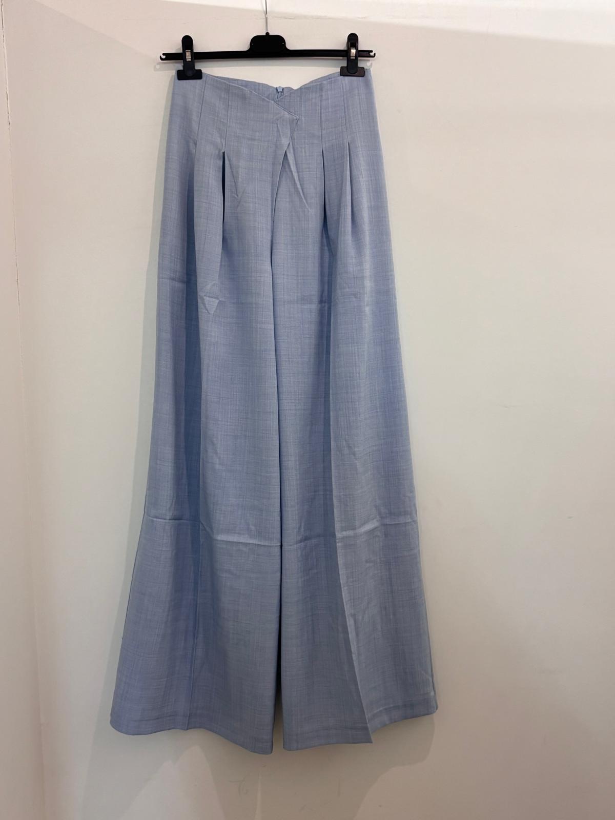 Pantalon large coupe fluide et taille travaillée à plis