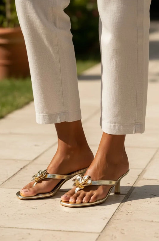 Sandale Tong Talon Fin – Fleur Dorée Métal & Bout Carré