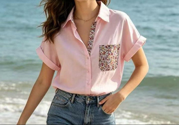 Chemise oversize à manches courtes retroussées avec poche poitrine en tissu fleuri et col chemisier