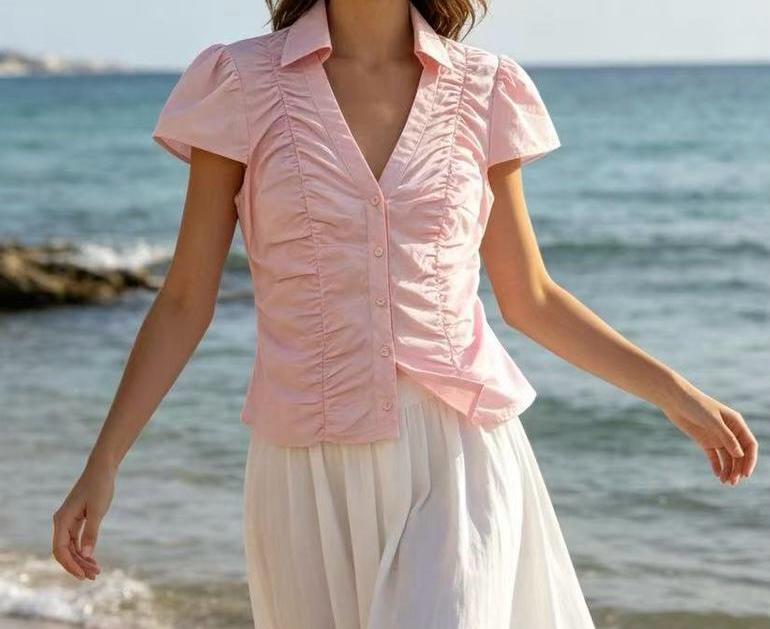 Blouse à col chemisier, manches bouffantes courtes et fronces centrales boutons ton sur ton