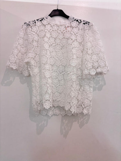 Top en dentelle florale à col montant festonné manches évasées et bordures scallop