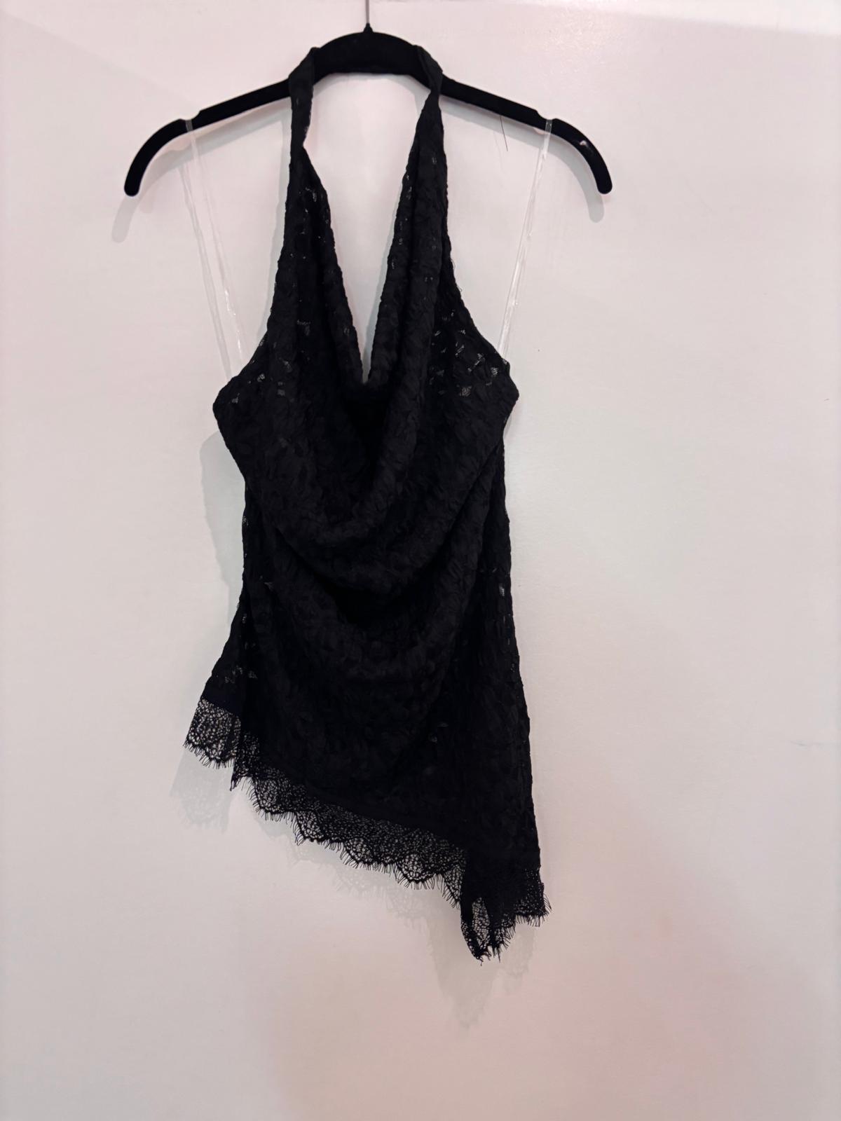 Top halter en dentelle à col bénitier drapé dos nu et bordure scallop