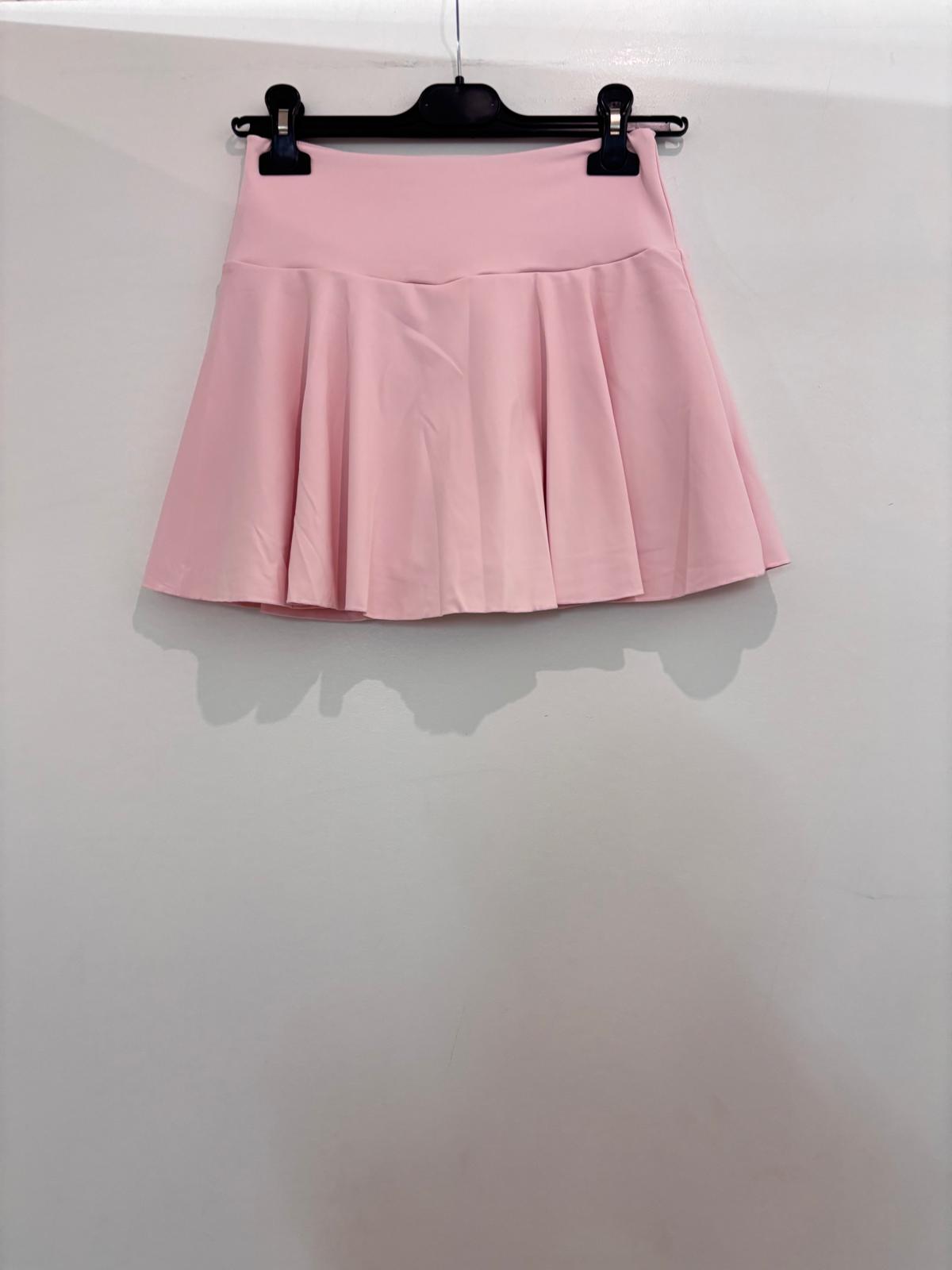Mini-jupe avec short et poche à larges plis plats