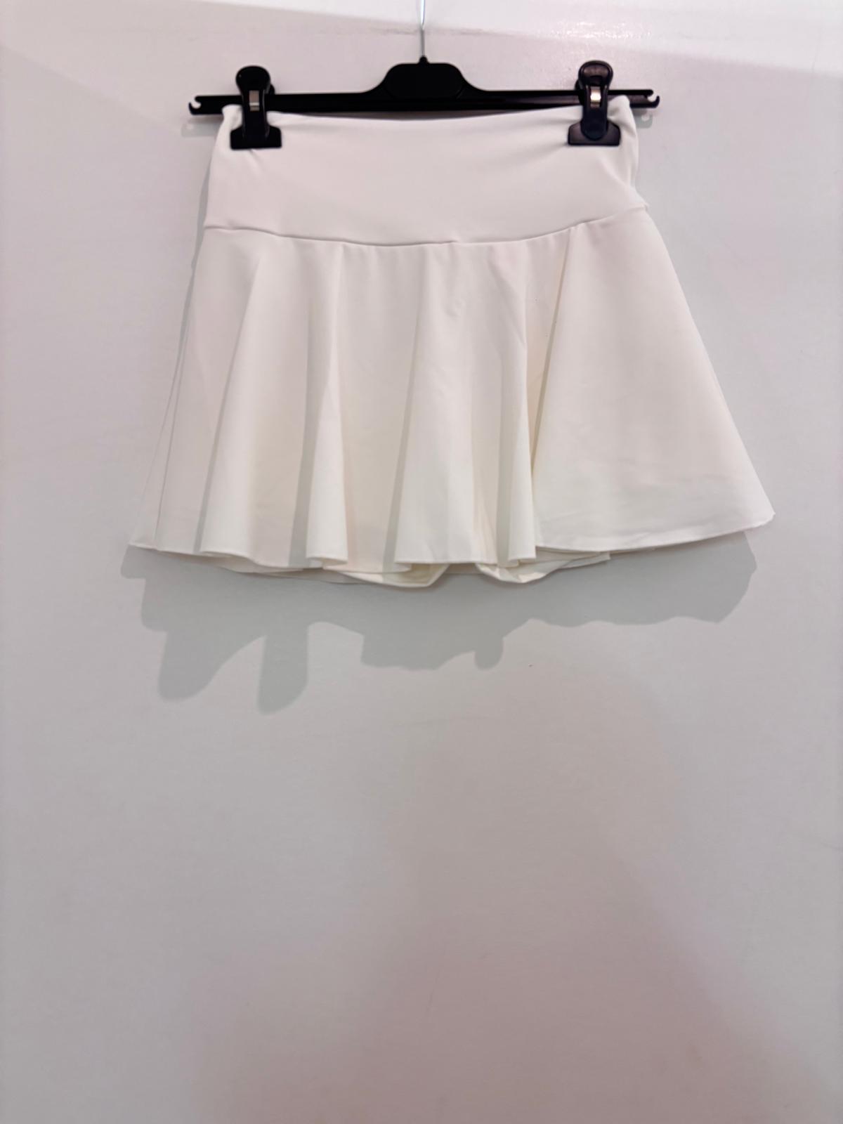 Mini-jupe avec short et poche à larges plis plats