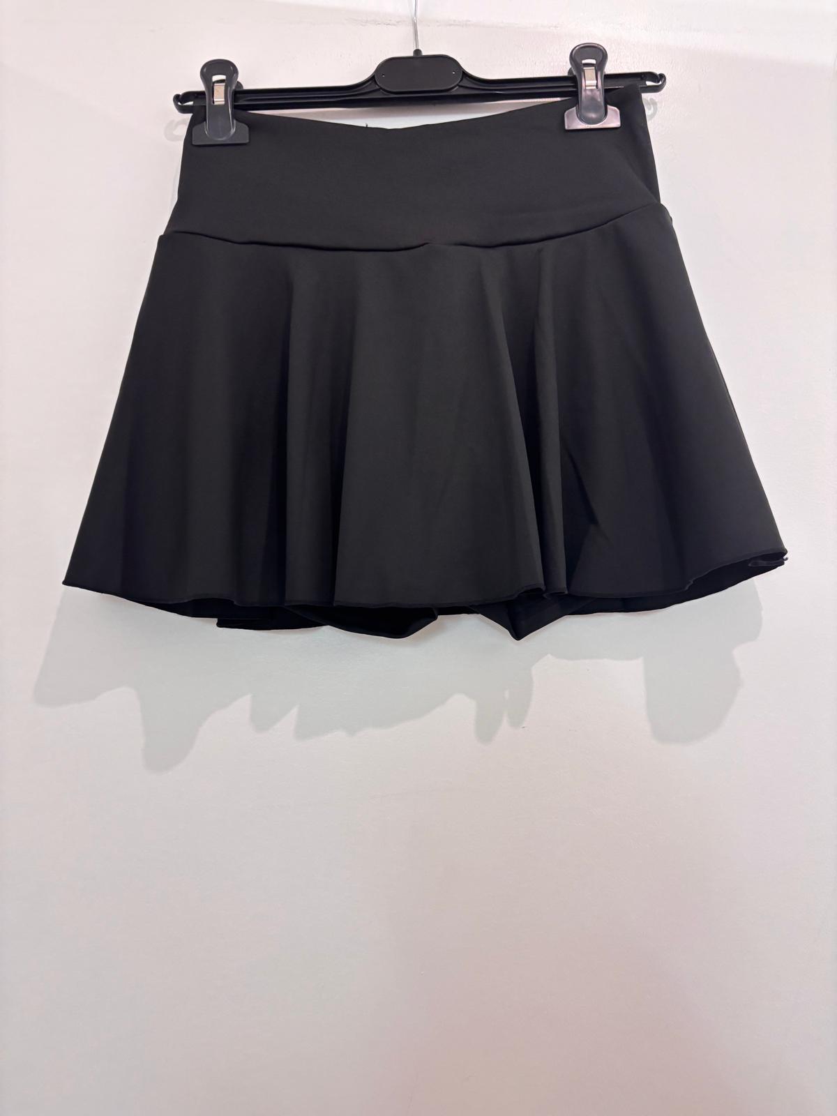 Mini-jupe avec short et poche à larges plis plats