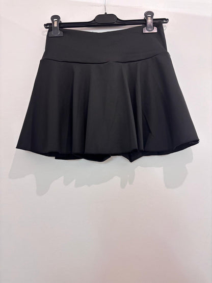 Mini-jupe avec short et poche à larges plis plats