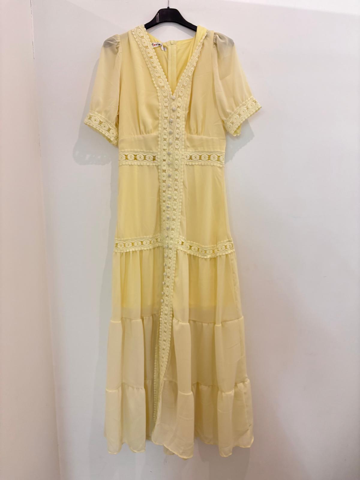 Robe midi à col V boutonné manches bouffantes courtes ornées de dentelle et bas évasée à volants