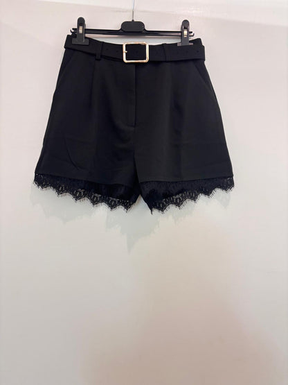 Short tailleur taille haute à ceinture boucle carrée dorée et bordure dentelle festonnée