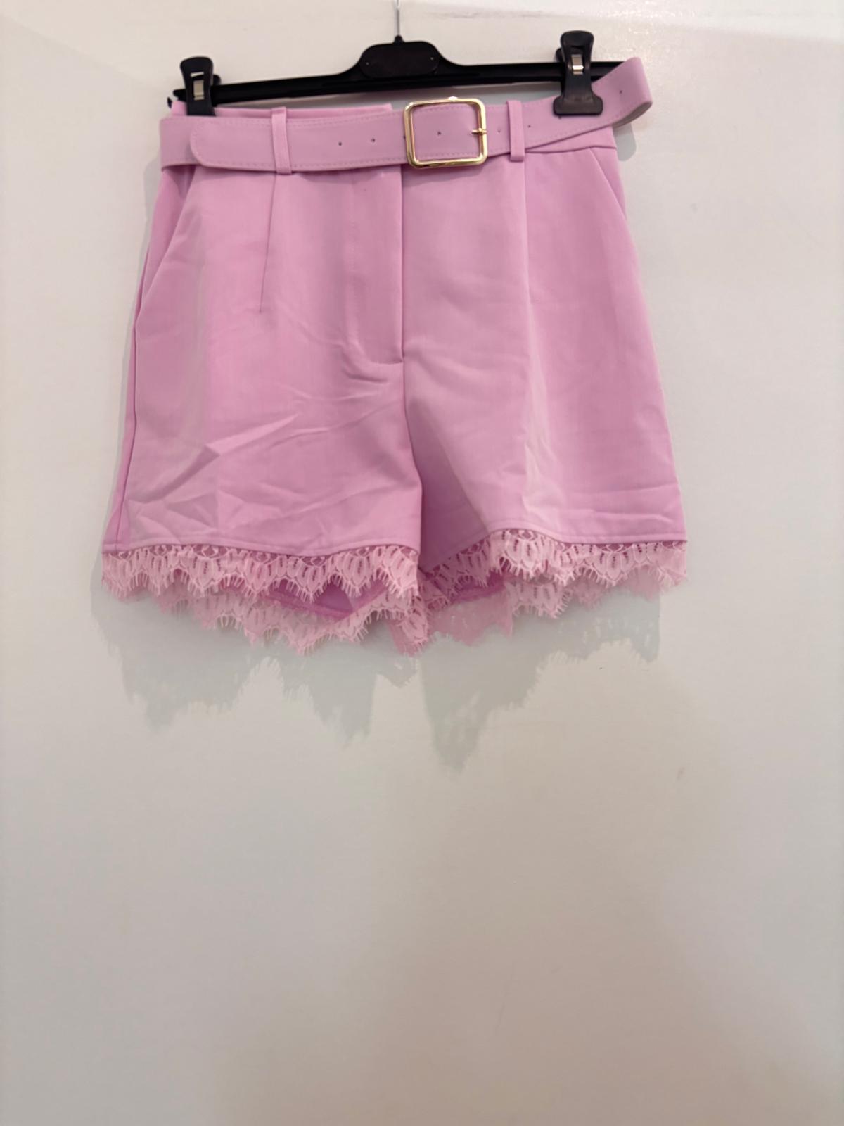 Short tailleur taille haute à ceinture boucle carrée dorée et bordure dentelle festonnée