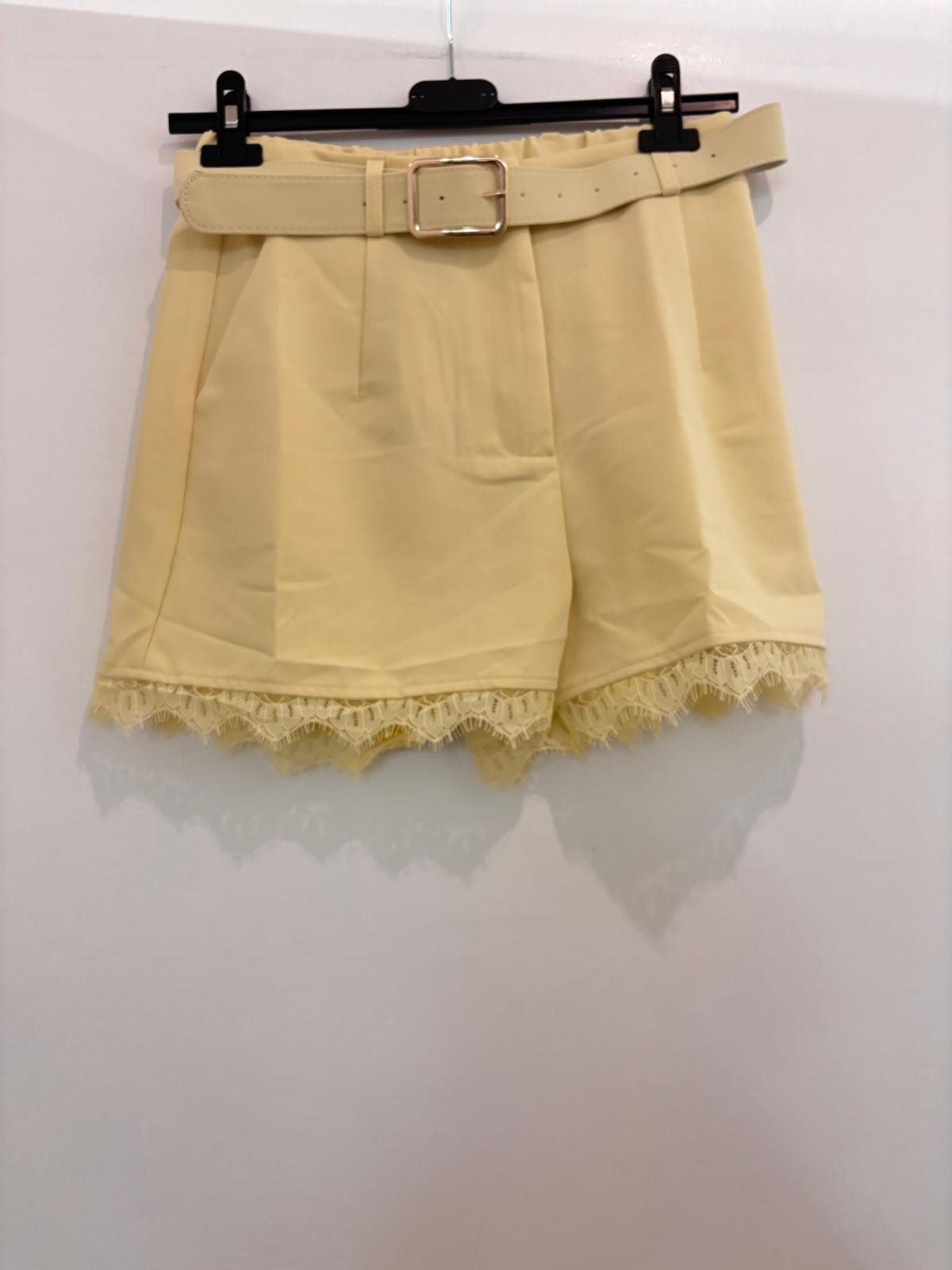 Short tailleur taille haute à ceinture boucle carrée dorée et bordure dentelle festonnée