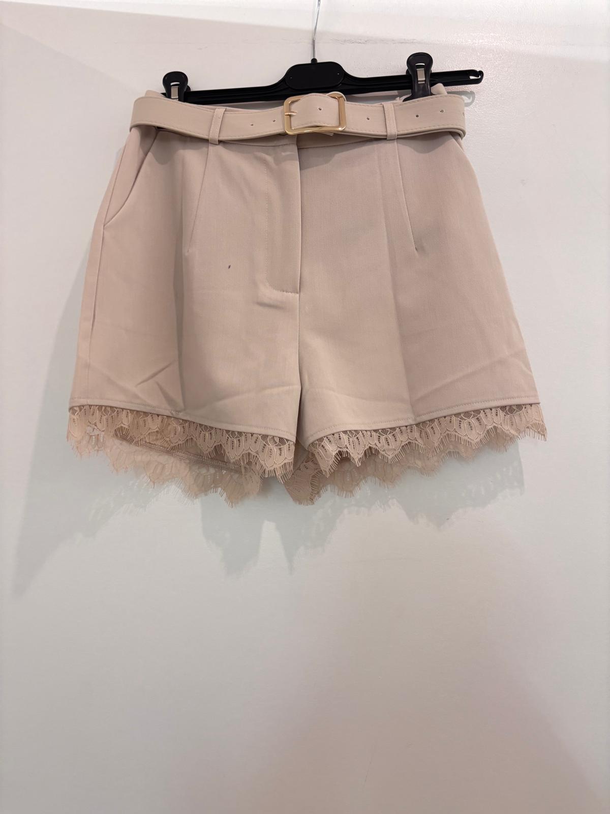 Short tailleur taille haute à ceinture boucle carrée dorée et bordure dentelle festonnée