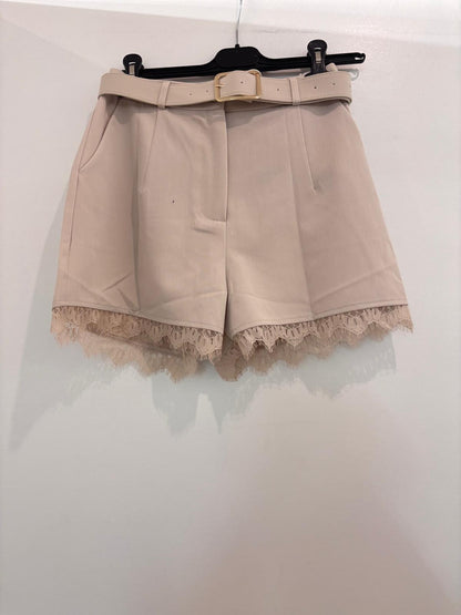 Short tailleur taille haute à ceinture boucle carrée dorée et bordure dentelle festonnée