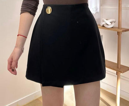 Short-jupe évasée taille haute à portefeuille asymétrique et bouton médaillon doré