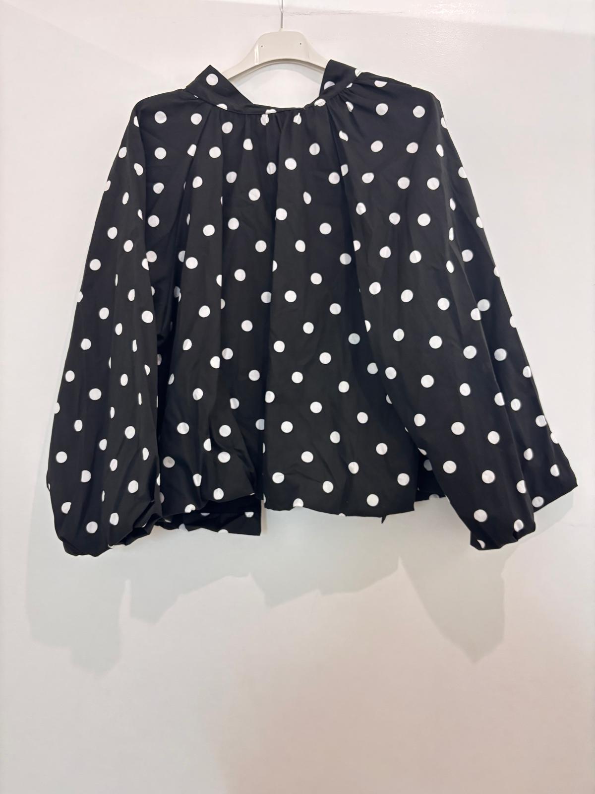Blouse à pois manches bouffantes oversize et nœud papillon géant dans le dos et dos nu