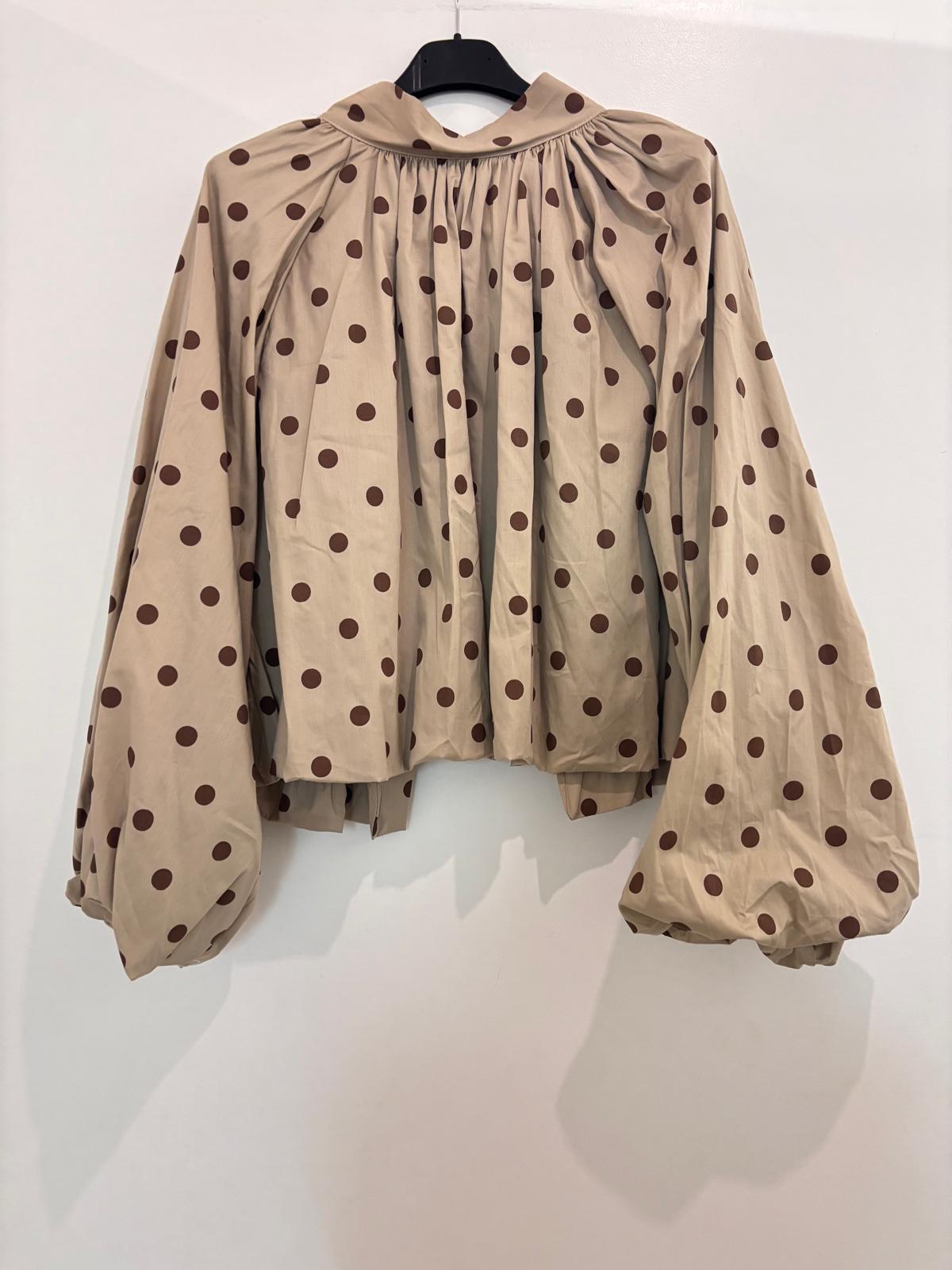 Blouse à pois manches bouffantes oversize et nœud papillon géant dans le dos et dos nu