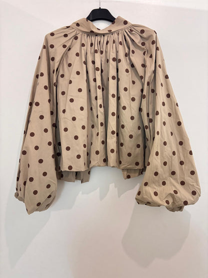 Blouse à pois manches bouffantes oversize et nœud papillon géant dans le dos et dos nu