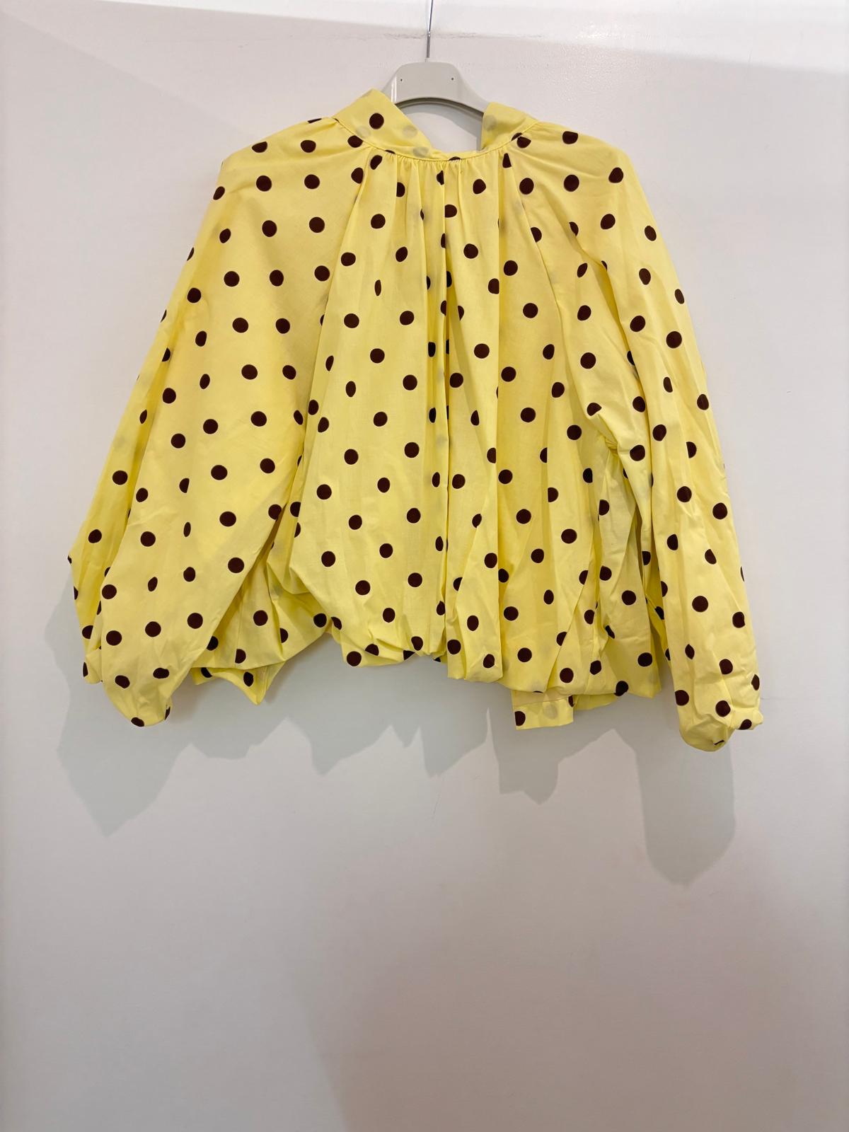 Blouse à pois manches bouffantes oversize et nœud papillon géant dans le dos et dos nu