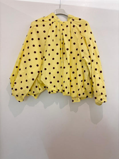 Blouse à pois manches bouffantes oversize et nœud papillon géant dans le dos et dos nu